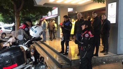 Manisa Turgutlu'da sokağa çıkan vatandaşı polis tebrik etti: Peki neden?