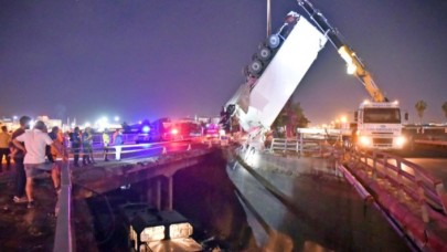 Mersin'de feci kaza: Üst geçitteki tır yük treninin üzerine düştü