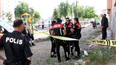 Metruk binaya giren çocuklar,  tavana asılı cansız beden buldu