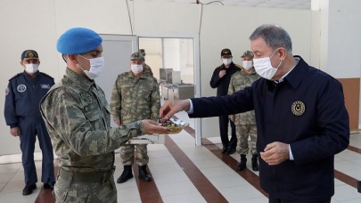 Milli Savunma Bakanı Akar ve komutanlardan sınırda bayram