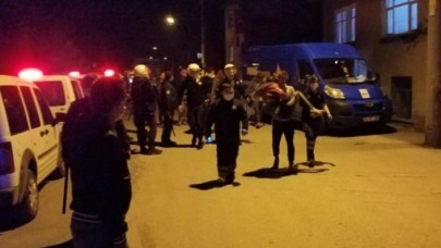 Muhtar dehşeti mahalleyi sokağa döktü: Hamile kadını tekmeledi,  ateş açtı,  polise saldırdı!