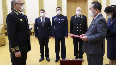 Putin,  Kim Jong Un'a madalya verdi: Törene ikisi de katılmadı!