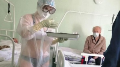 Salgın hastanesinde bikiniyle hastaları tedavi eden hemşire olay oldu