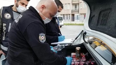 Sokağa çıkma yasağında taksiyle içki satarken bekçiye yakalandı