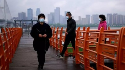 Vuhan'da maskeyle koşan adamın akciğeri patladı