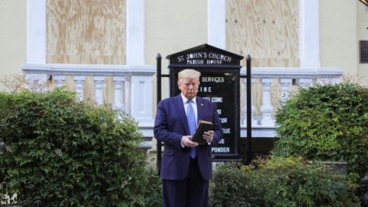 Trump,  önce ağır silahlı askerleri görevlendirdi,  sonra İncil'e sarıldı: Tepki çeken poz!