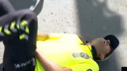 Ankara'da kameralar önünde polise tekmeli saldırı: Yere yığıldı!