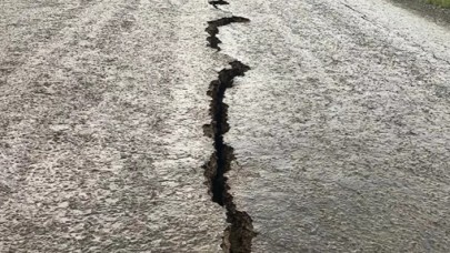 Bingöl'de 5.7 büyüklüğünde deprem: 10 ev çöktü,  4 kişi göçük altından kurtarıldı,  3 güvenlik korucusu yaralandı