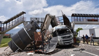 Çankırı’da TIR'ın çarptığı üst geçit çöktü