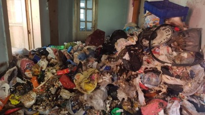 Ceset var diye şüphelendikleri evden 3 kamyon dolusu çöp çıktı!