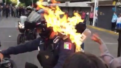 Eylemcilerin polisi ateşe verdiği o anlar kameraya yansıdı