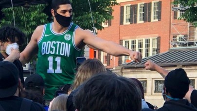 FETÖ elebaşı Gülen'in manevi oğlu Enes Kanter gösterilerde ortaya çıktı!