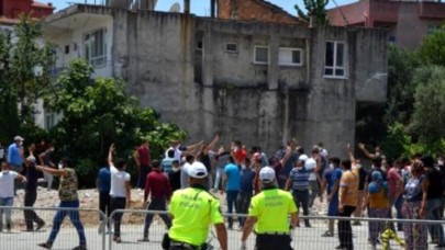 Karantina süresi uzatılan mahalleli polisi taşladı!