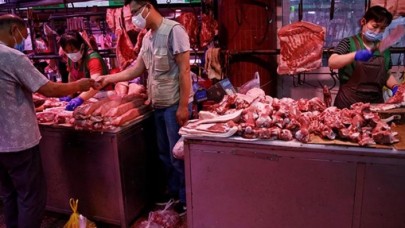 Koronavirüsün başladığı Çin'deki hayvan pazarından korkutan görüntüler!