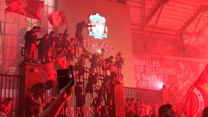 Liverpool şampiyon oldu,  yer yerinden oynadı