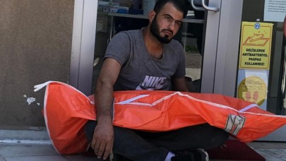 Oğlunun cansız bedeniyle 2 saat oturdu: Kimse ikna edemedi!