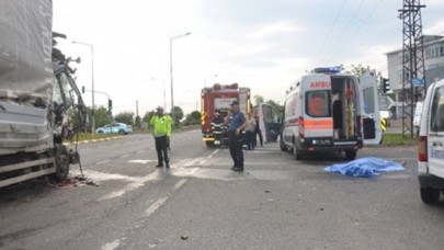 Ordu Ünye'de kamyon ile tır çarpıştı: Adem Tara hayatını kaybetti