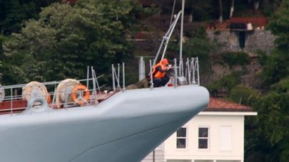 Rus savaş gemisi boğazdan geçerken şaşırtan görüntü!