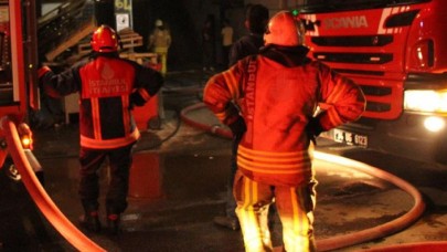 Sancaktepe'de binanın çatısına düşen yıldırım nedeniyle yangın çıktı