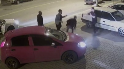 Trafikte eski boksöre çattılar: 3 kişi 30 saniyede nakavt oldu