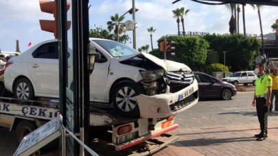 Ünlü şarkıcı ve yeğenine kaldırımda yürürken araba çarptı!