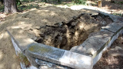 72 yıl önce ölen adamın mezarını altın bulmak için talan ettiler!