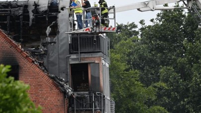 Apartmanın üzerine uçak düştü