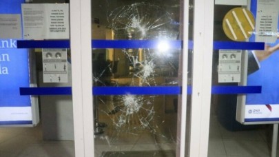 ATM,  kartını yuttu: Görevliye ulaşmak için banka şubesinin camını kırdı