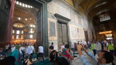 Ayasofya'ya giden herkes telefona sarılıp onun fotoğrafını çekiyor: 'Gli'ye yoğun ilgi!