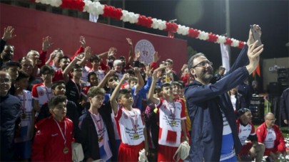 Bakan Kasapoğlu açıkladı: Suriyeliler için 28 spor tesisi yapılacak