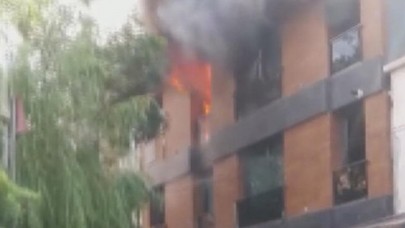 Beyoğlu'nda klima yangını: 4 katlı bina yanıyor