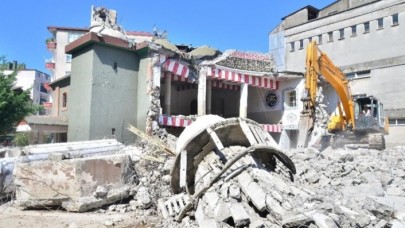 Cemaatin gitmek istemediği 64 yıllık cami yıkıldı!