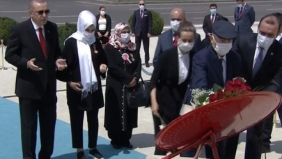Cumhurbaşkanı Erdoğan,  Külliye'deki 15 Temmuz Anıtı'na çelenk bıraktı
