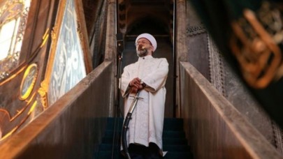 Diyanet İşleri Başkanı Ali Erbaş bayram hutbesine de kılıç ile çıktı