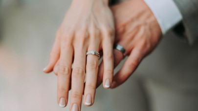 Diyanet: Nişan döneminde flört etmekten,  el ele tutuşmaktan uzak durmak gerekiyor