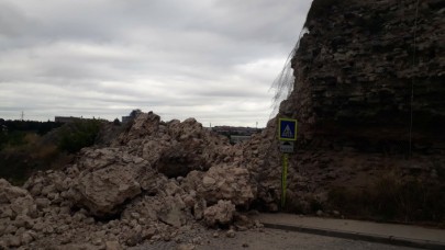 Fatih'te bulunan tarihi surlarda çökme meydana geldi