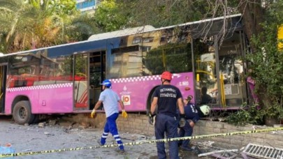 Kadıköy'de feci kaza: Şoförü kalp krizi geçiren otobüs kontrolden çıktı