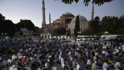 Kalabalık artıyor: Binlerce kişi Ayasofya'ya akıyor!