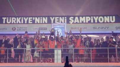 Medipol Başakşehir şampiyonluğunu kutladı