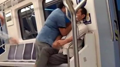 Metroda şarkı söyleyen yolcunun boğazına sarıldı: Sosyal medya ikiye bölündü!