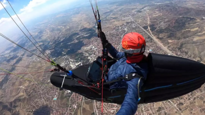 Milli paraşütçü,  iki şehir arasında paraşütle yolculuk yaparak dünya rekoru kırdı!