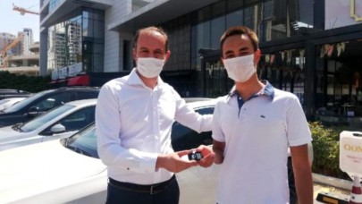 Öğretmeni sözünü tuttu: Sınavda birinci olan öğrencisine arabasını hediye etti!