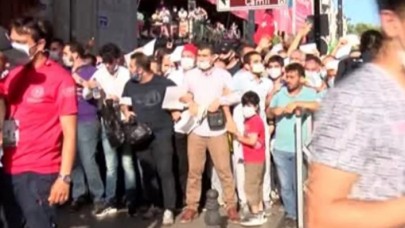 Polis bariyerini aşan kalabalık Ayasofya'ya doğru koştu