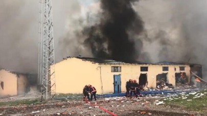 Sakarya'daki patlamada ölü var mı: Çatı işçilerin üstüne çöktü!