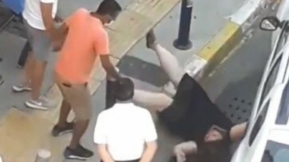 Sen nasıl bir adamsın: Kadını yere savurdu!