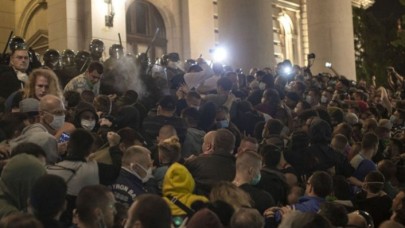 Sırbistan'da isyan çıktı: Başkent yanıyor!