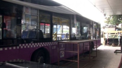 Şoförden aldığı cevaba sinirlenen yolcu otobüsün camlarını paramparça etti!