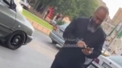 Şoke eden görüntüler: Genç kadına 'sahibin nerede' diyip yüzüne tükürdü!