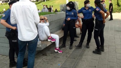 Taksim'de 2 erkek,  arkadaşları olan kadını tekme tokat dövdü!