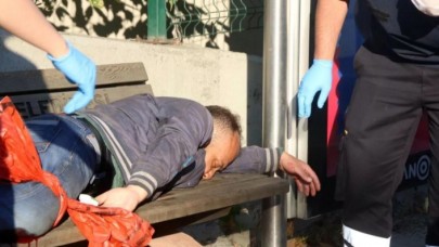 Yaralı halde 1 kilometre yürüdü,  otobüs durağında yığıldı